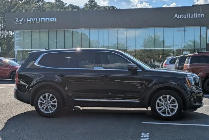 2021 Kia Telluride LX photo 1