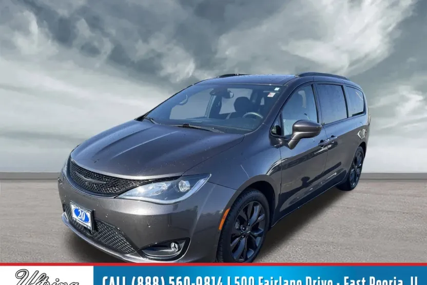 2020 Chrysler Pacifica Touring photo 1