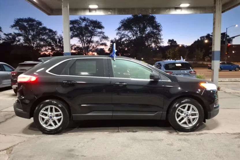2022 Ford Edge SEL photo 1