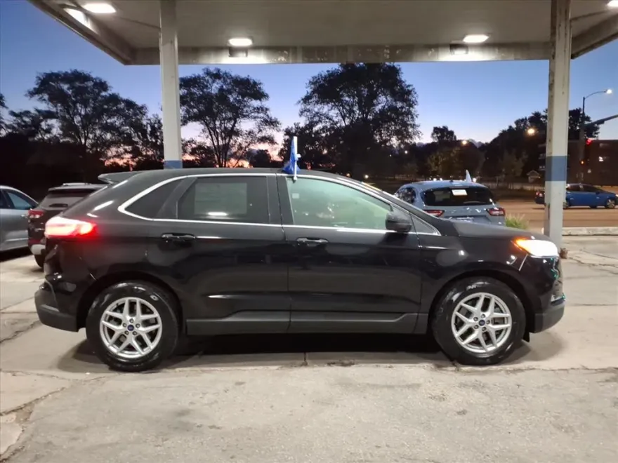 2022 Ford Edge SEL photo 1