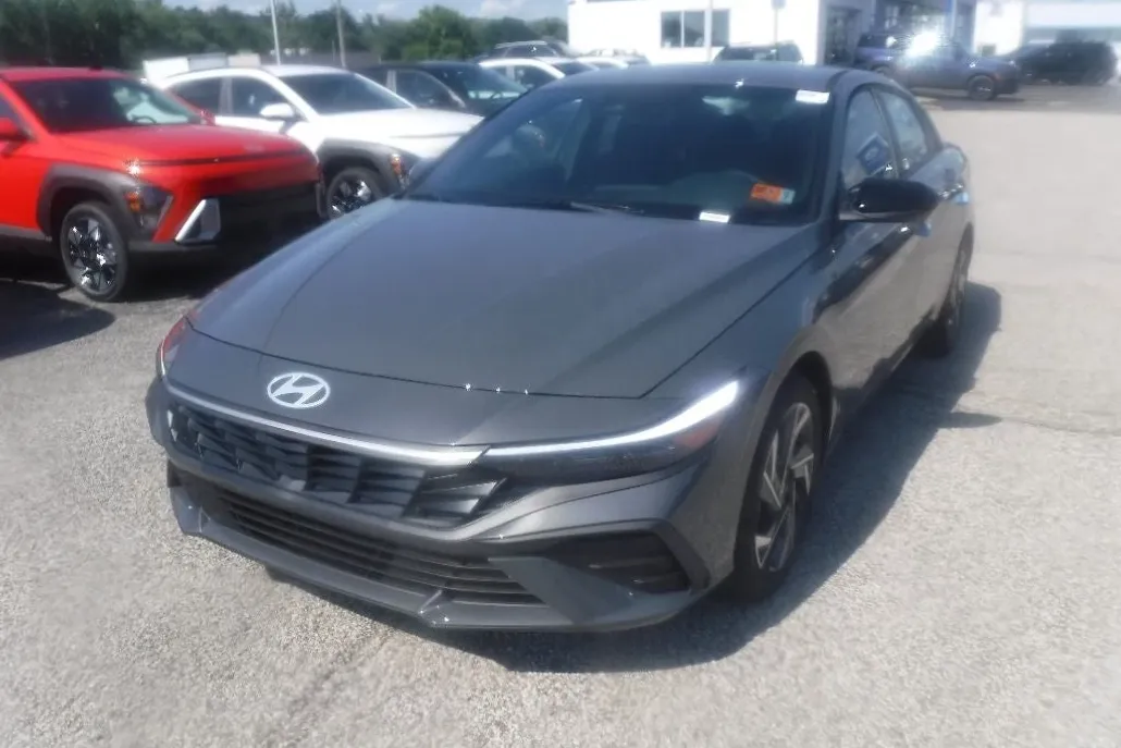 2025 Hyundai Elantra SEL Sport photo 1