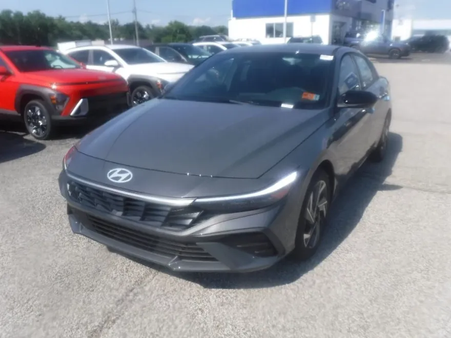 2025 Hyundai Elantra SEL Sport photo 1