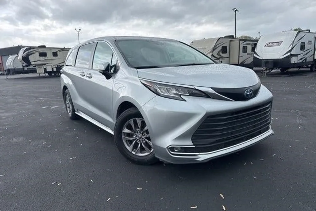 2022 Toyota Sienna XLE photo 1