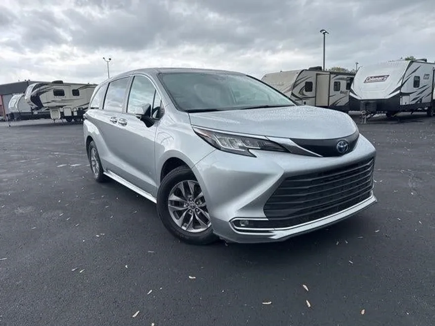 2022 Toyota Sienna XLE photo 1