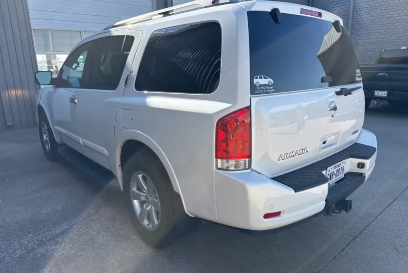 2015 Nissan Armada SV photo 1
