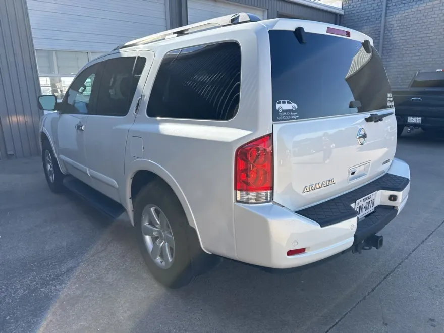 2015 Nissan Armada SV photo 1