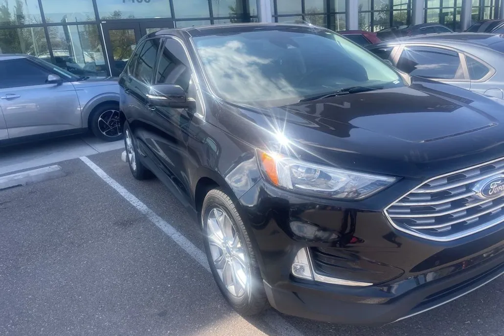 2022 Ford Edge Titanium photo 1
