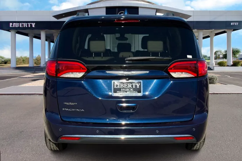 2017 Chrysler Pacifica Touring L photo 1