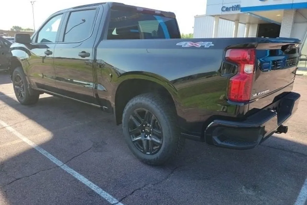 2025 Chevrolet Silverado 1500 Custom photo 1