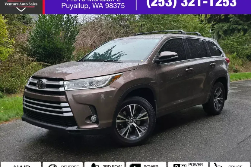 2017 Toyota Highlander LE Plus Sport photo 1