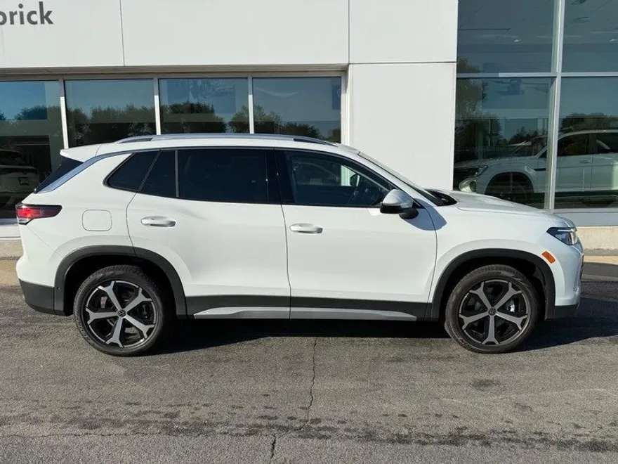 2025 Volkswagen Tiguan SE photo 1