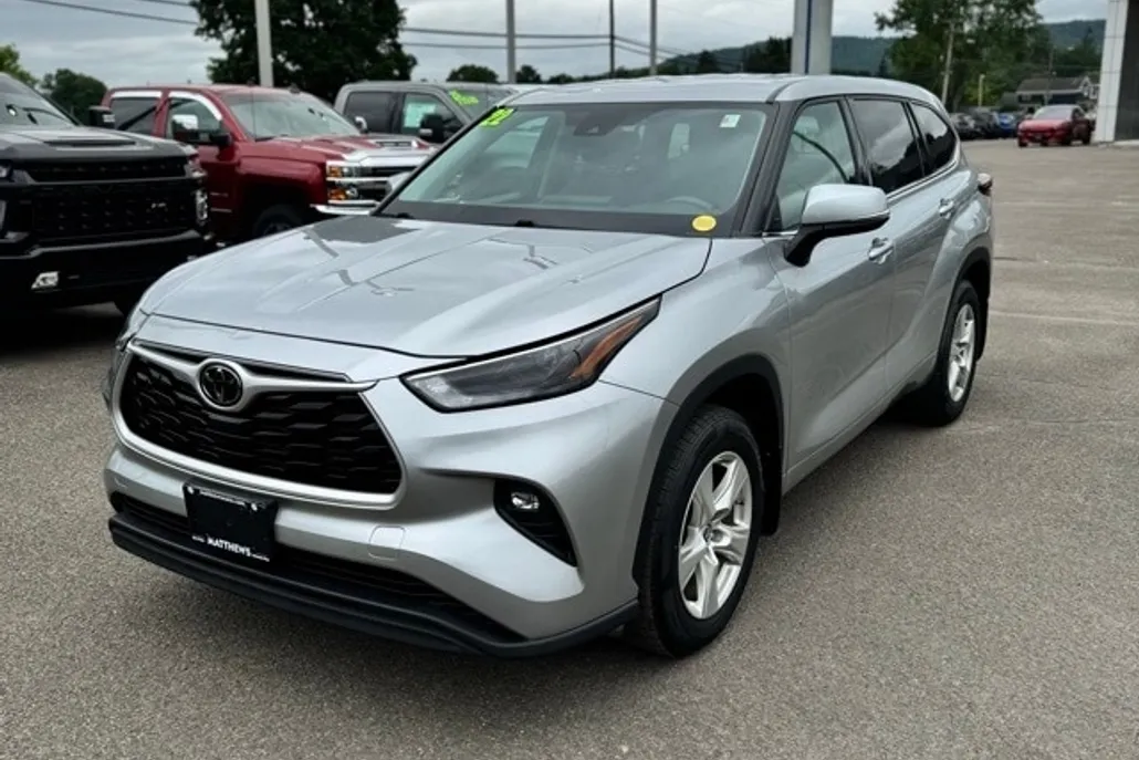 2022 Toyota Highlander LE photo 1
