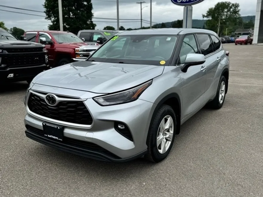 2022 Toyota Highlander LE photo 1
