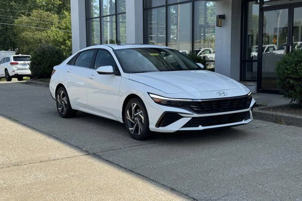 2025 Hyundai Elantra SEL Convenience photo 1