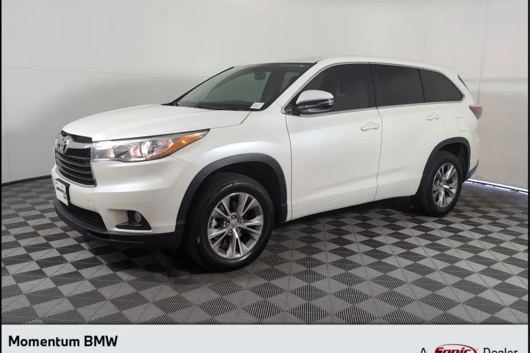 2015 Toyota Highlander LE photo 1