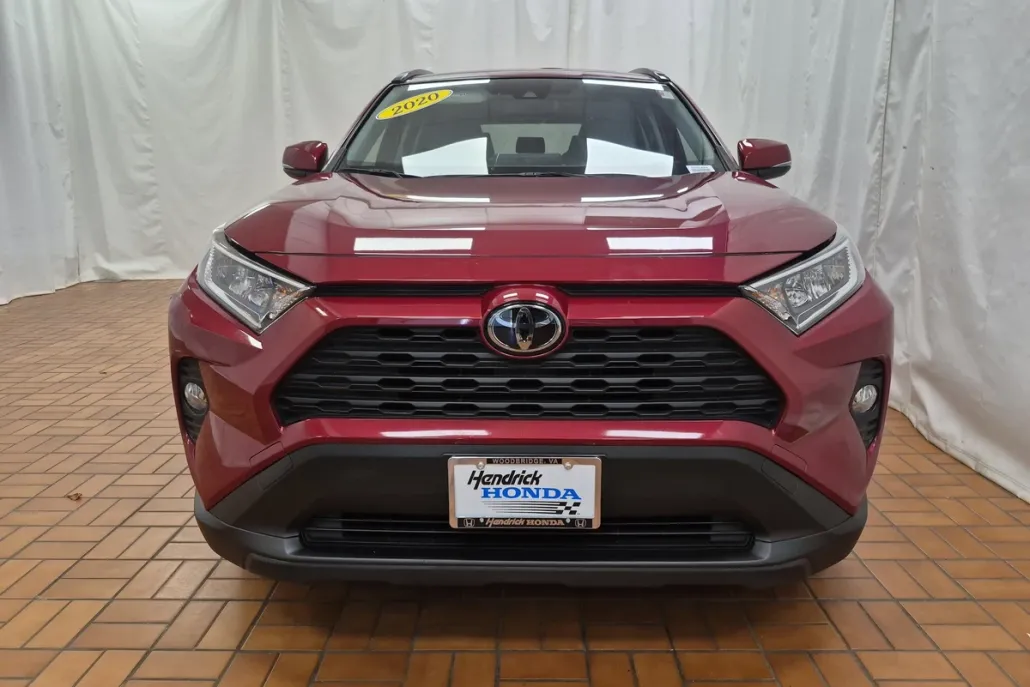 2020 Toyota RAV4 XLE photo 1