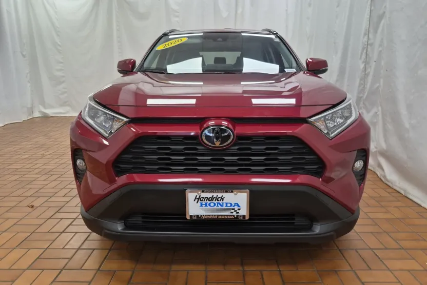 2020 Toyota RAV4 XLE photo 1