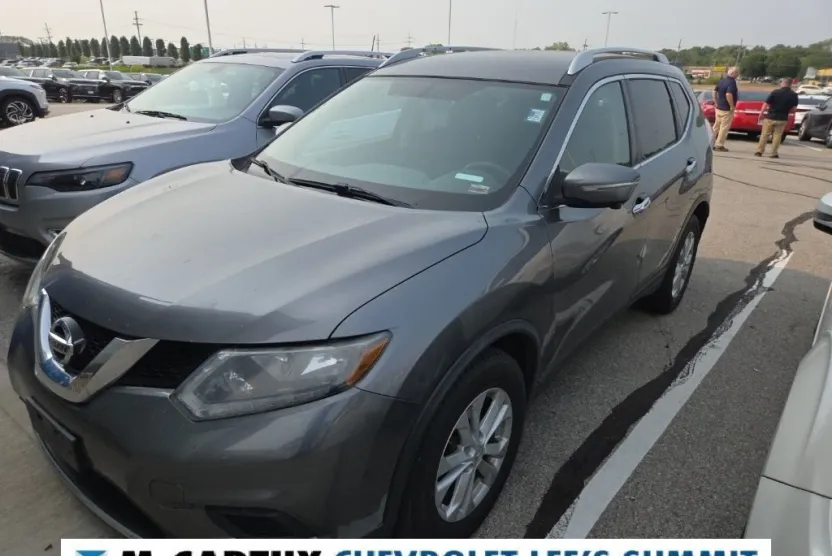 2015 Nissan Rogue SV photo 1