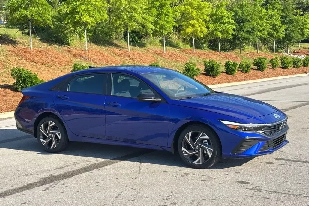 2025 Hyundai Elantra SEL Sport photo 1