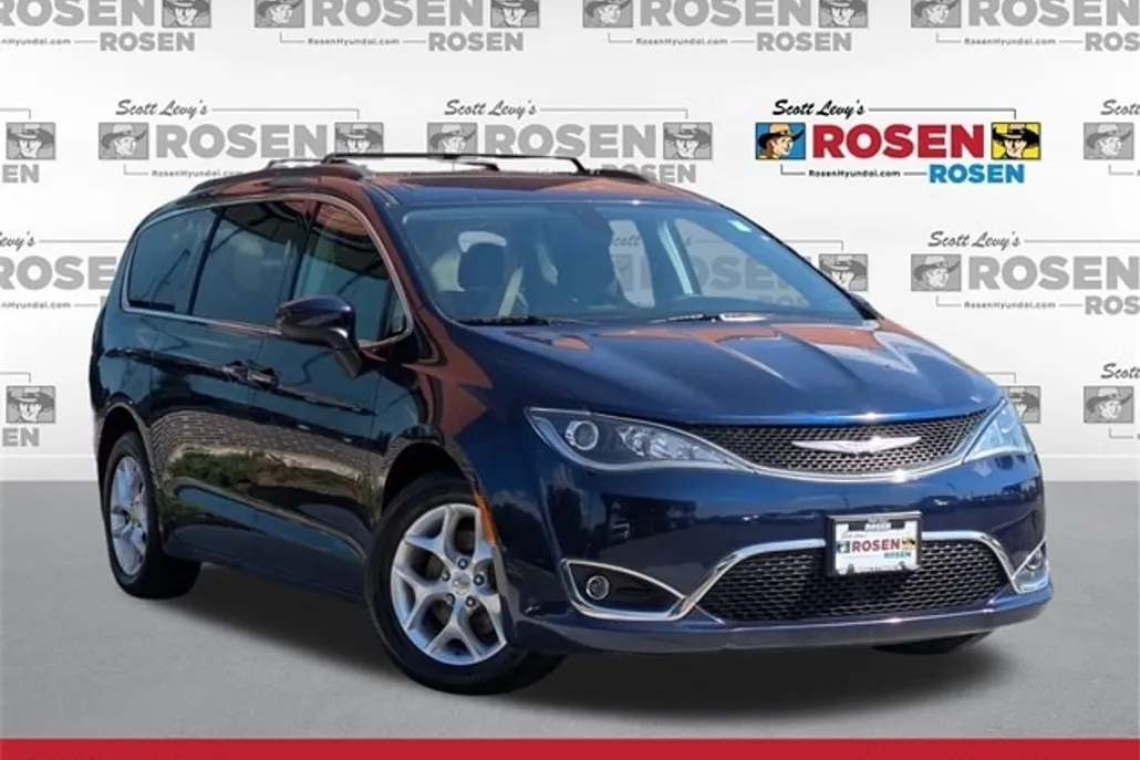 2017 Chrysler Pacifica Touring L photo 1
