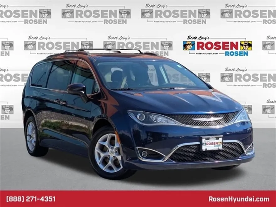 2017 Chrysler Pacifica Touring L photo 1