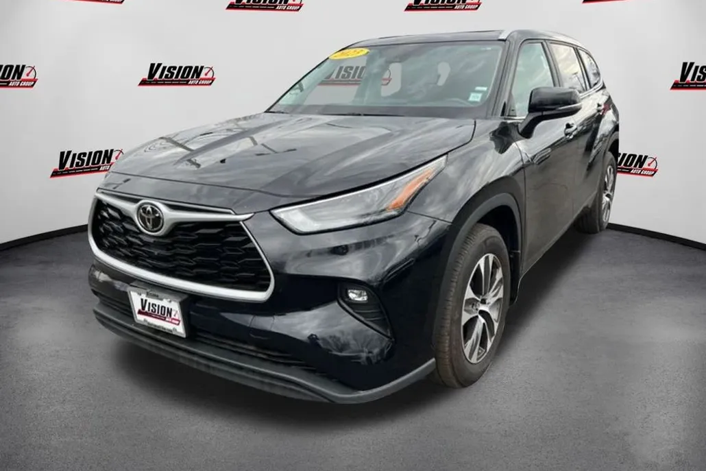 2023 Toyota Highlander XLE photo 1