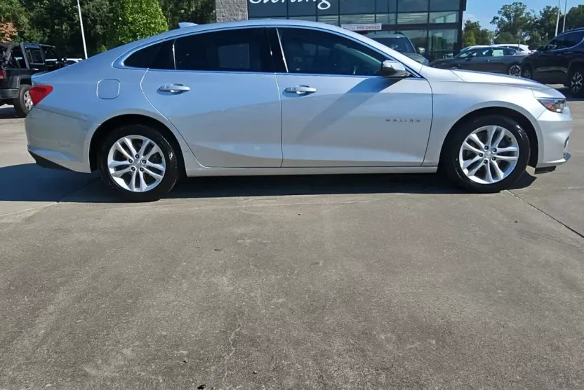 2017 Chevrolet Malibu 1LT photo 1