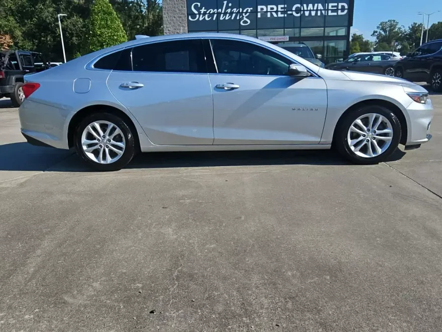 2017 Chevrolet Malibu 1LT photo 1