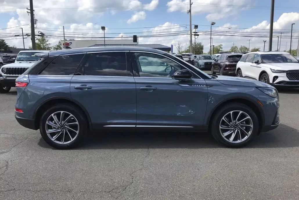 2023 Lincoln Corsair Standard photo 1