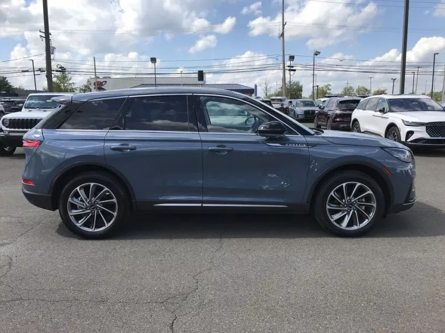 2023 Lincoln Corsair Standard photo 1