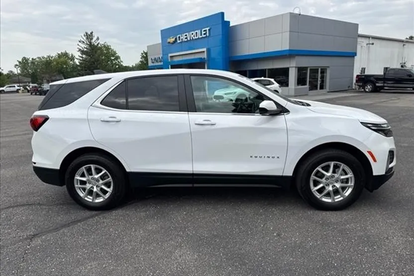 2022 Chevrolet Equinox LT photo 1