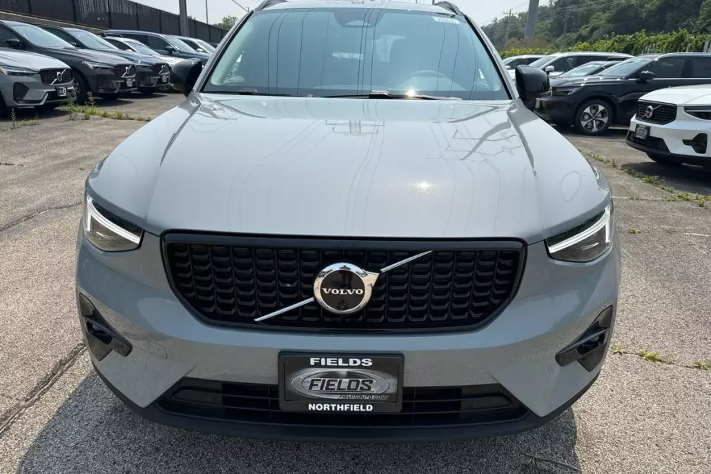 2026 Volvo XC40 Plus photo 1