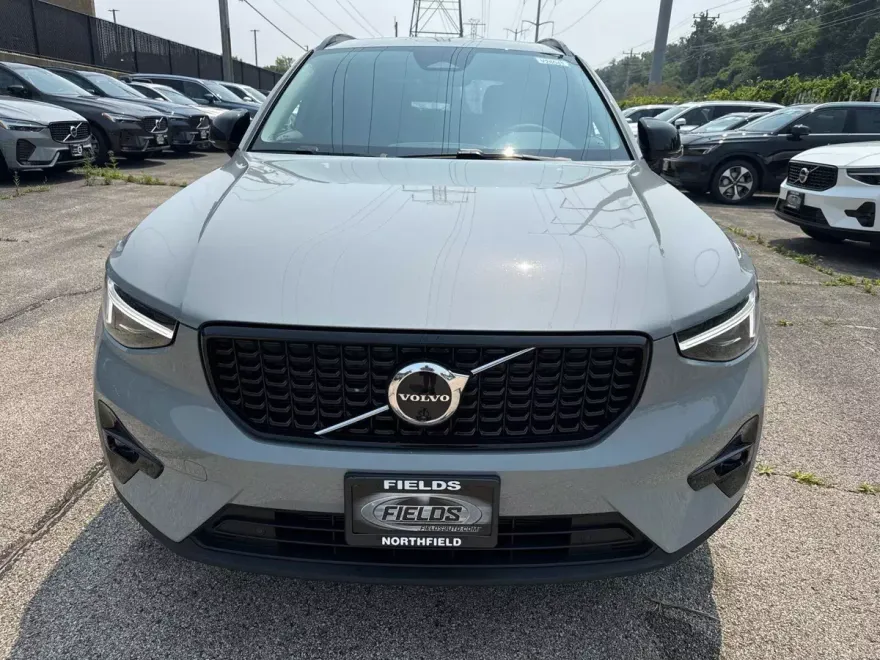 2026 Volvo XC40 Plus photo 1