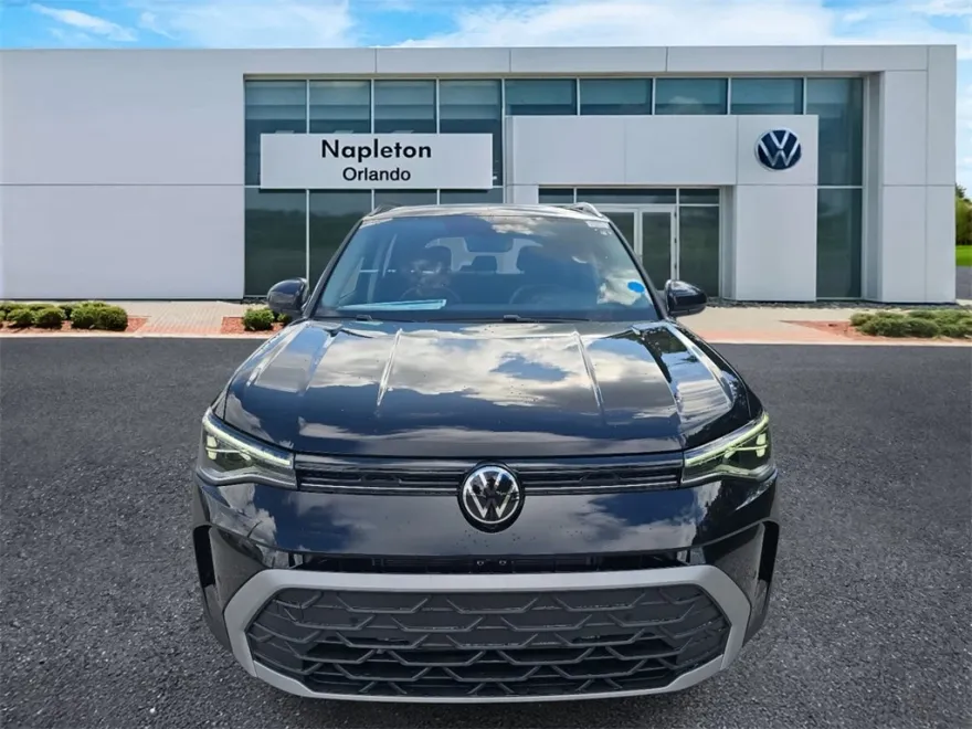 2025 Volkswagen Taos SE photo 1