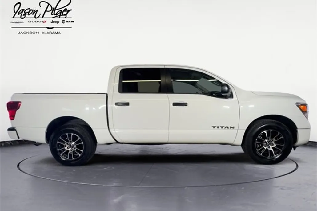 2023 Nissan Titan SV photo 1