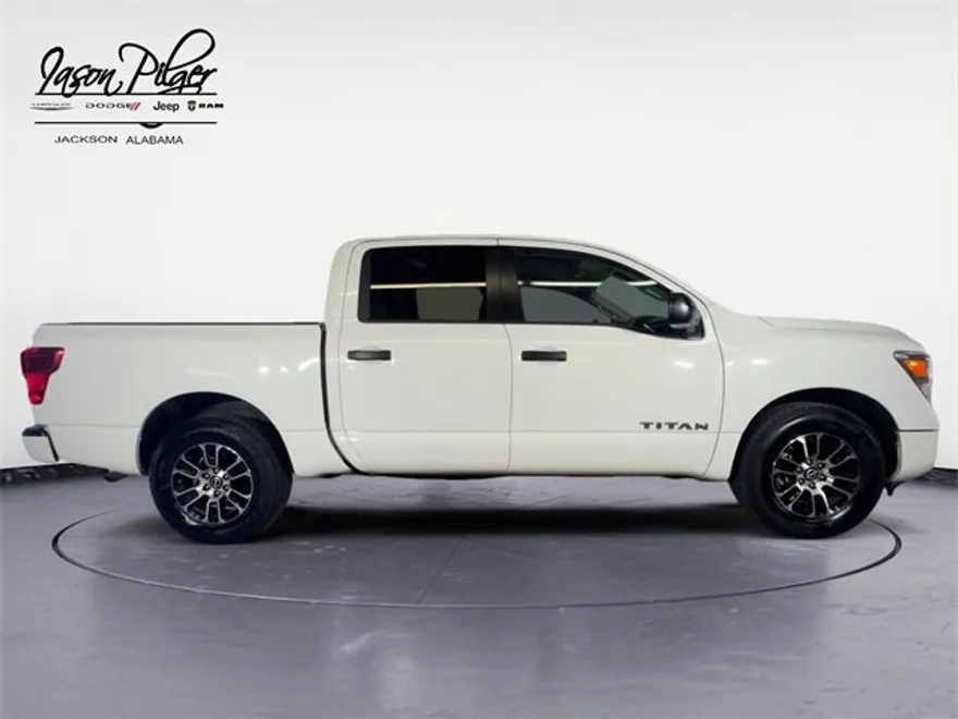 2023 Nissan Titan SV photo 1