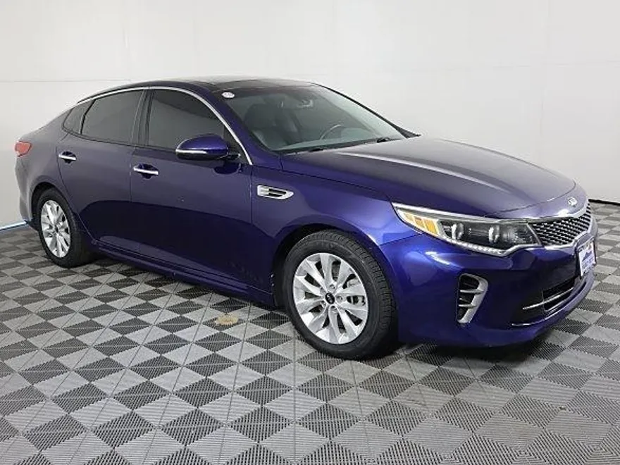 2017 Kia Optima EX photo 1