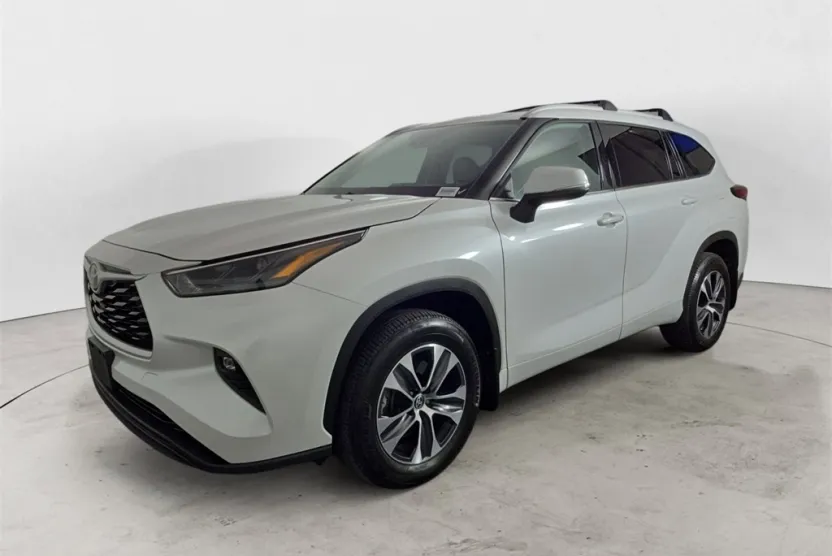 2022 Toyota Highlander XLE photo 1