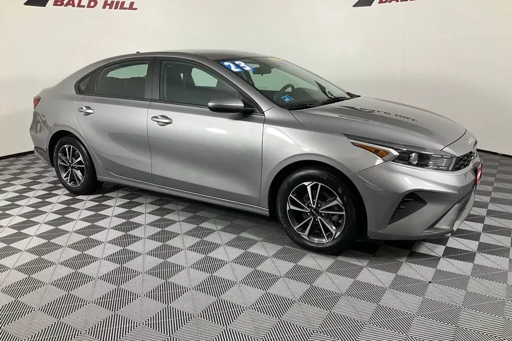 2023 Kia Forte LXS photo 1