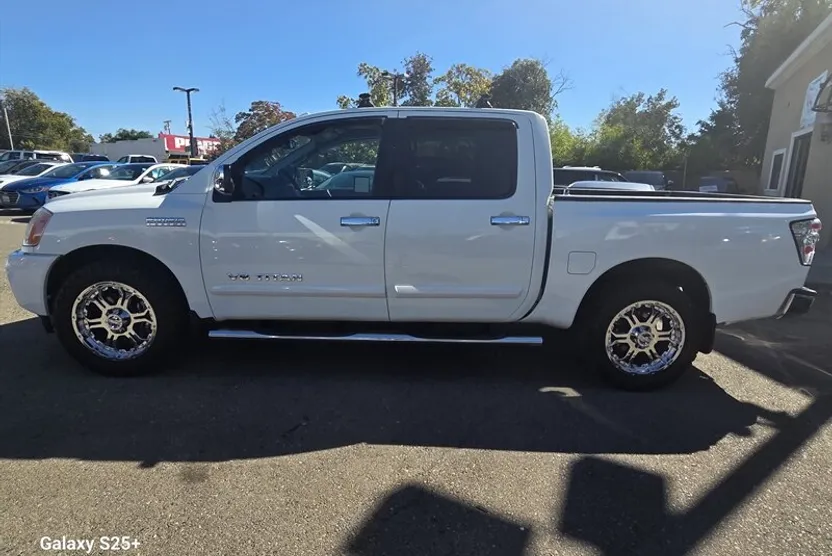2014 Nissan Titan SV photo 1