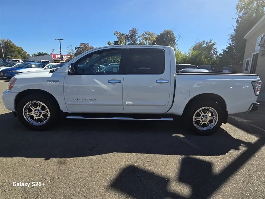 2014 Nissan Titan SV photo 1