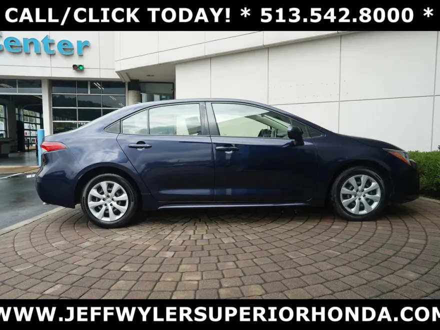 2021 Toyota Corolla LE photo 1