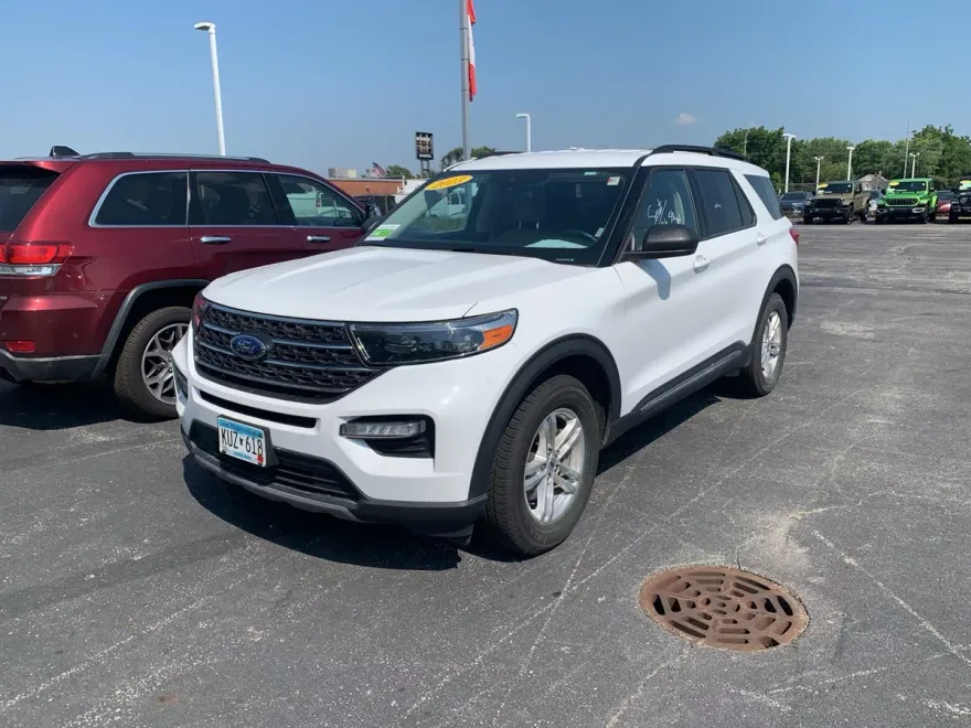 2023 Ford Explorer XLT photo 1