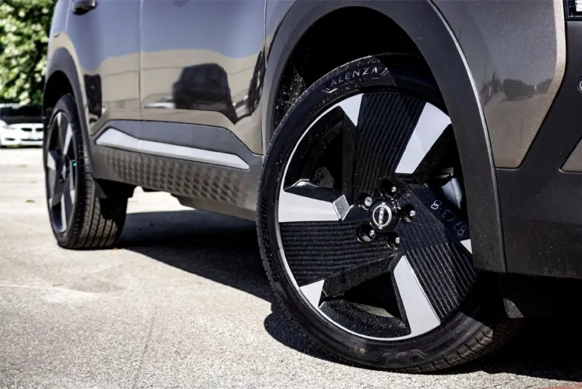 2025 Nissan Kicks SR photo 1