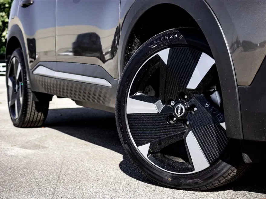 2025 Nissan Kicks SR photo 1
