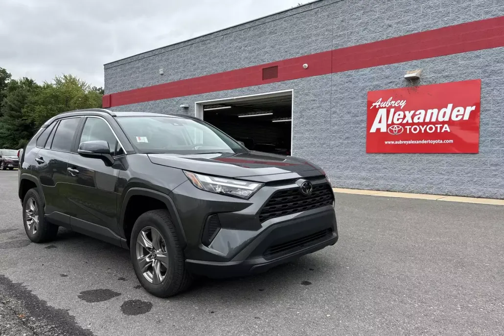 2023 Toyota RAV4 XLE photo 1