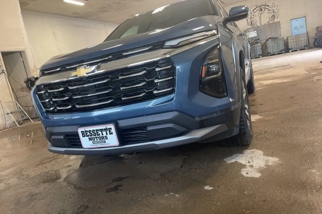 2025 Chevrolet Equinox LT photo 1