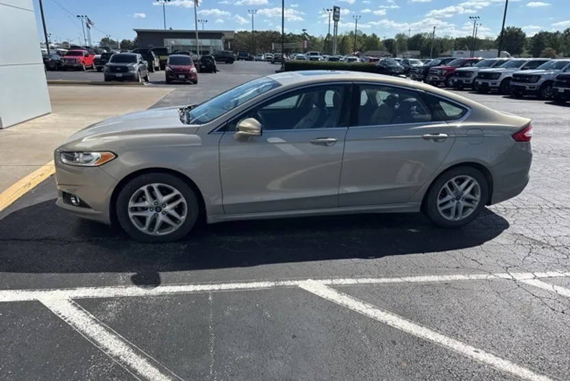 2016 Ford Fusion SE photo 1
