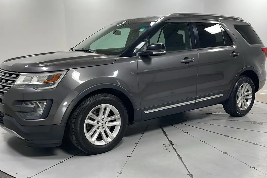 2016 Ford Explorer XLT photo 1