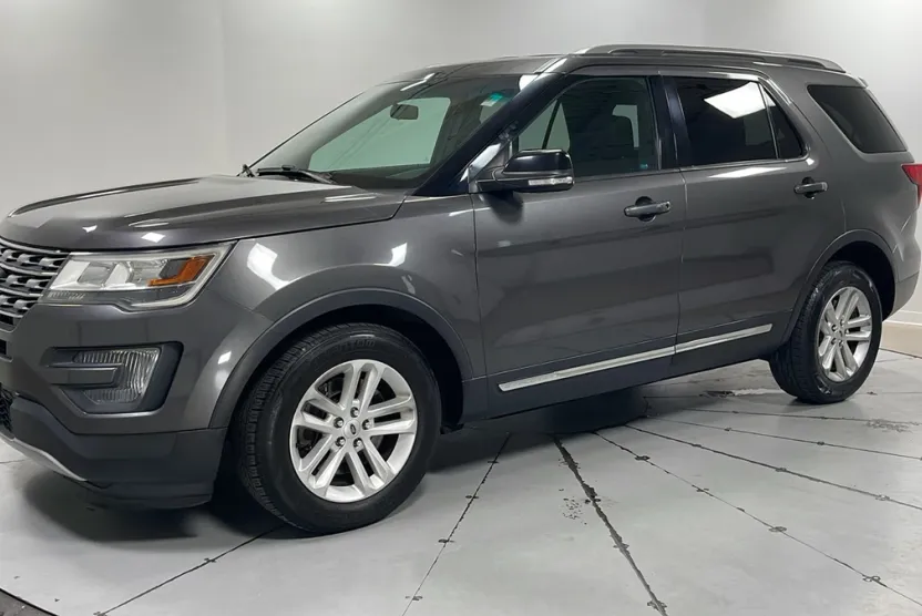 2016 Ford Explorer XLT photo 1